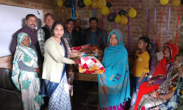 जिला पंचायत सदस्य कुढ़वा सीमा संखवार ने गरीब महिलाओं तथा पुरुषों को कंबल वितरित किए 5 photo 25