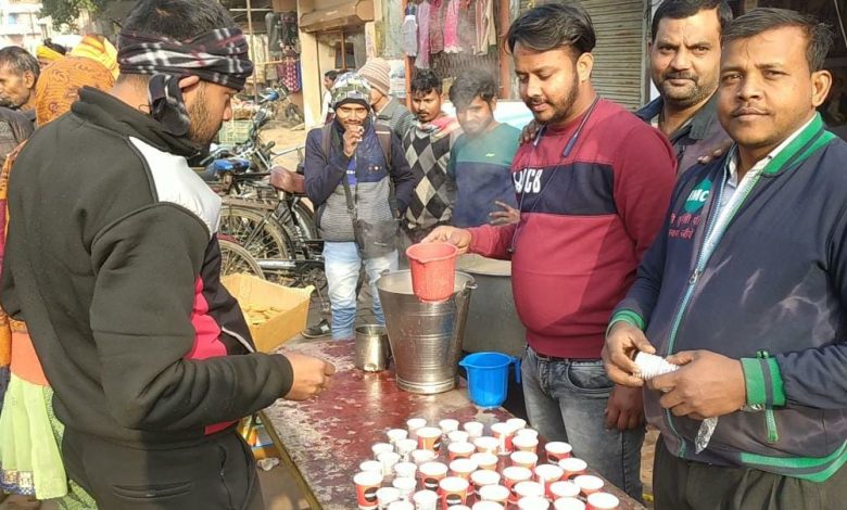 समाजसेवियों ने स्टाल लगाकर चाय व बिस्किट का किया वितरण 3 photo 6 1 3