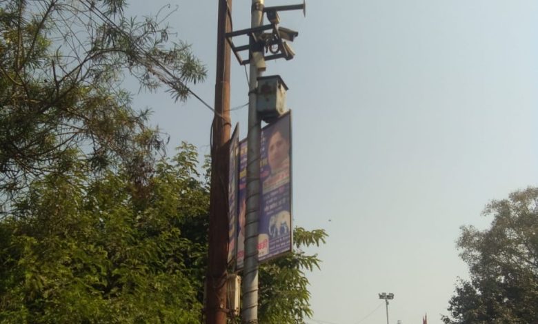 नगर के अनेकों सीसीटीवी कैमरे अपने दुर्दशा पर बहा रहें आंसू, मकड़जाल में होकर खा रहे जंग 3 02 1