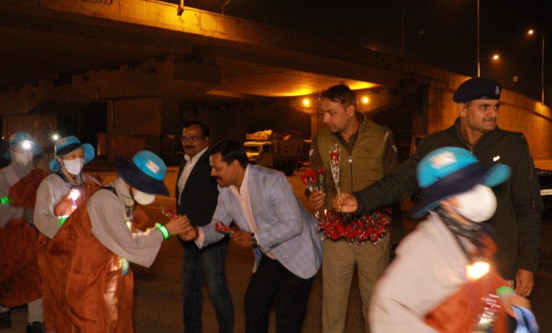 चंदौलीः दक्षिण कोरिया गणराज्य के बौद्ध भिक्षुओं के जनपद में प्रवेश पर जिला प्रशासन द्वारा पुष्प देकर किया गया स्वागत, 43 दिनों की यात्रा के दौरान उत्तर प्रदेश व बिहार राज्य के बौद्ध स्थलों का पदयात्रा लगभग 1167 किमी.....चकिया के इस में रात्रि प्रवास करेगा, डीएसपी रघुराज ने कर रखा है सुरक्षा की चाकचौबंद व्यवस्था...... 11 04