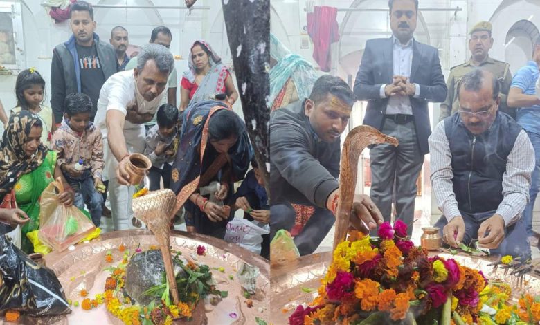 अपर जिलाधिकारी व एसडीएम एवं निवर्तमान चेयरमैन ने भगवान शिवलिंग की पूजा अर्चना कर किया जलाभिषेक 3 shivli 1
