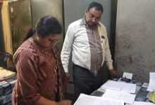 Photo of डीएम नेहा के औचक निरीक्षण में जिला बेसिक शिक्षा अधिकारी कार्यालय की वरिष्ठ सहायक मोबाइल पर सीरियल देखते हुए पाई गई