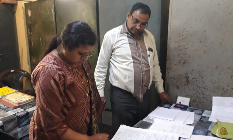 डीएम नेहा के औचक निरीक्षण में जिला बेसिक शिक्षा अधिकारी कार्यालय की वरिष्ठ सहायक मोबाइल पर सीरियल देखते हुए पाई गई 1 DM