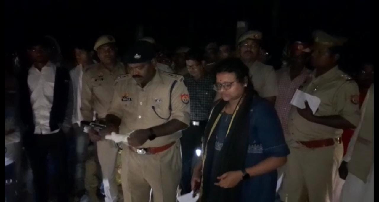 हारामऊ अग्नि काण्ड : झोपड़ी में सो रहे एक ही परिवार के पांच सदस्यों की दर्दनाक मौत 5 F3