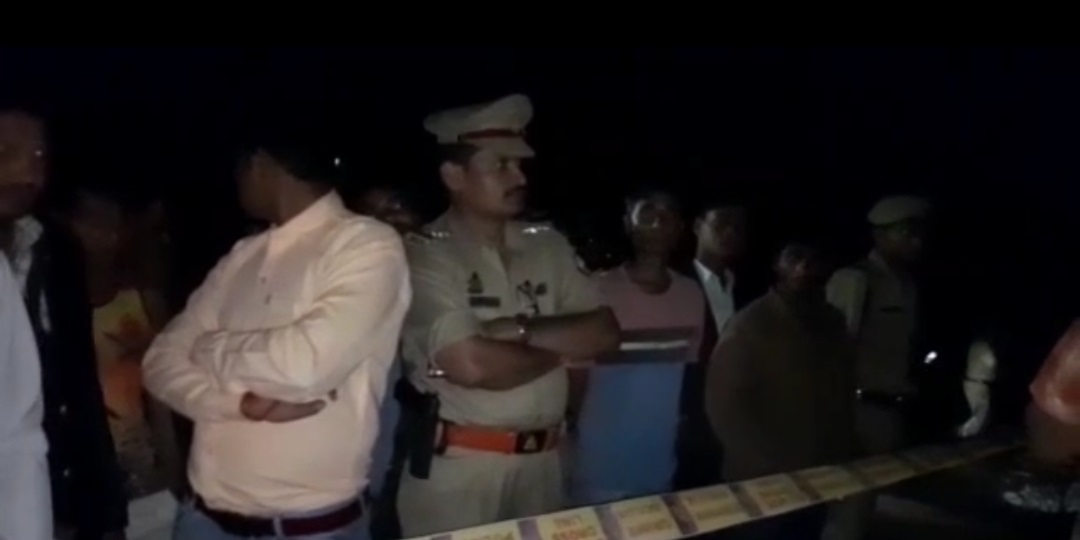 हारामऊ अग्नि काण्ड : झोपड़ी में सो रहे एक ही परिवार के पांच सदस्यों की दर्दनाक मौत 4 F4