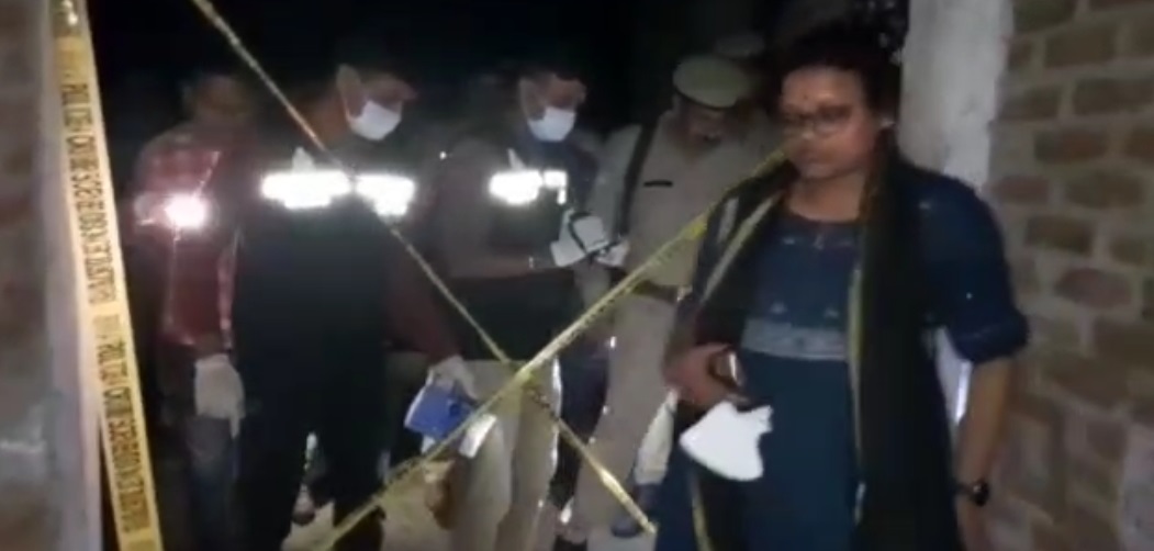 हारामऊ अग्नि काण्ड : झोपड़ी में सो रहे एक ही परिवार के पांच सदस्यों की दर्दनाक मौत 3 F6