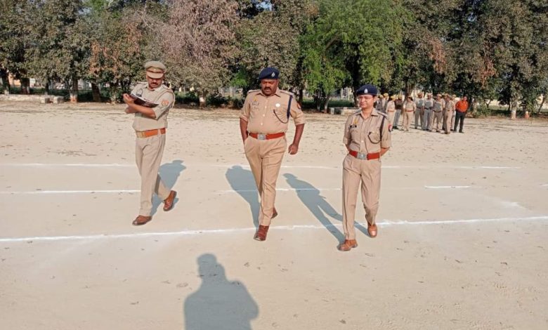 पुलिस अधीक्षक मूर्ति ने परेड की सलामी लेकर परेड का निरीक्षण किया 7 FB IMG 1678423681847