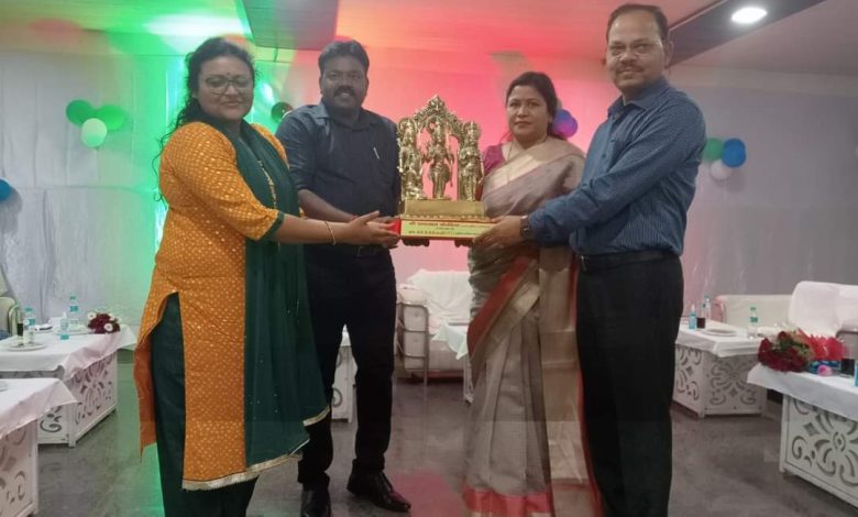 अपर पुलिस अधीक्षक घनश्याम चौरसिया के अभिसूचना मुख्यालय, लखनऊ स्थानांतरण पर दी गई भव्य विदाई 1 FB IMG 1679365284202