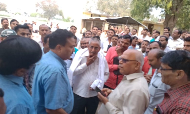 मूल्यांकन केंद्र अकबरपुर में कोठार बंद हो जाने पर वित्तविहीन शिक्षक हुए लामबंद 3 photo 17 1 2