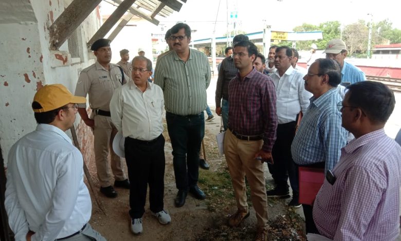 मंडल रेल प्रबंधक द्वारा उरई तथा पुखरायां रेलवे स्टेशन का किया गया निरीक्षण 1 IMG 20230407 WA0045