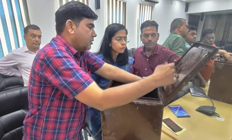 सीडीओ सौम्या ने बैलेट बाक्स के प्रयोग के सम्बन्ध में मास्टर ट्रेनरों से स्वयं प्राप्त की जानकारी 5 PHOTO 10 1 6
