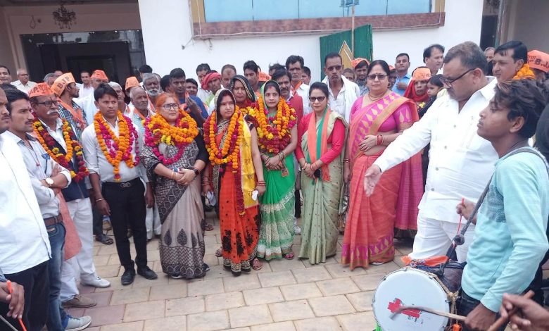 भाजपा के निर्देश पर वार्ड सभासदों के प्रत्याशियों के साथ ज्योत्षिना कटियार ने नामांकन पत्र दाखिल किया 7 PHOTO 7 1 11
