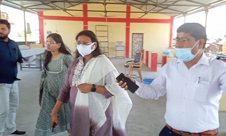 नगरीय विकास अभिकरण के अन्तर्गत निर्माणाधीन आवासों का जिलाधिकारी ने किया निरीक्षण, दिये निर्देश 1 PHOTO 8 1 4