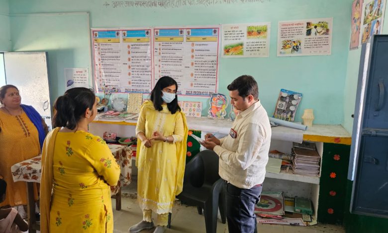 बिना किसी पूर्व सूचना के शिक्षका एवं आँगनवाडी कार्यकर्ती मिली अनुपस्थित, चेतावनी संग स्पष्टीकरण किया तलब 5 photo 10 1 11