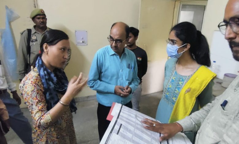 सीडीओ सौम्या ने पोषण पुनर्वास केंद्र का किया औचक निरीक्षण, खामियां मिलने पर लगाई फटकार 1 photo 13 1 2