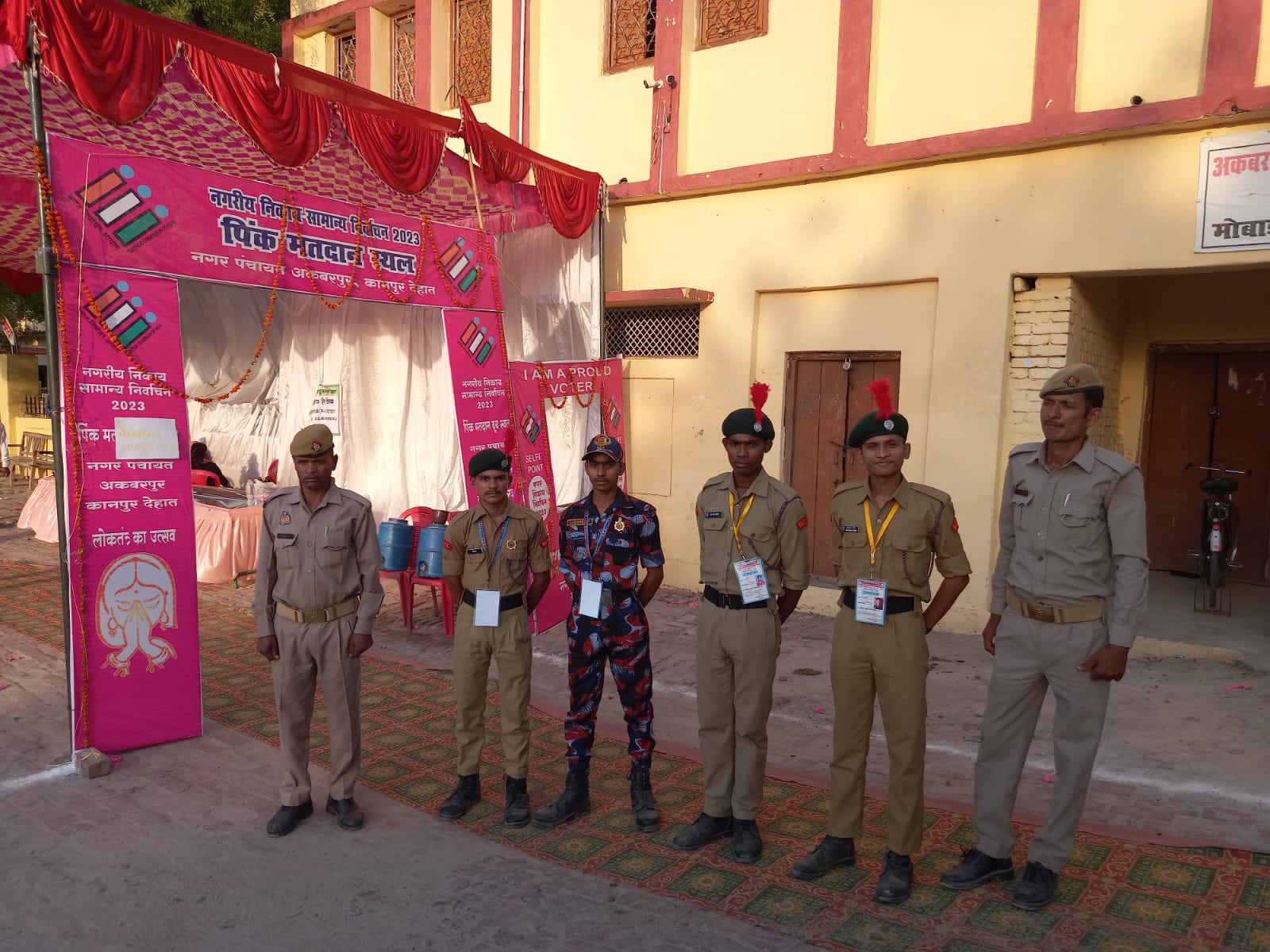 निकाय चुनाव 2023 : जनपद मुख्यालय स्थित प्रमुख नगर पंचायत अकबरपुर शांतिपूर्ण संपन्न हुआ मतदान 3 m3