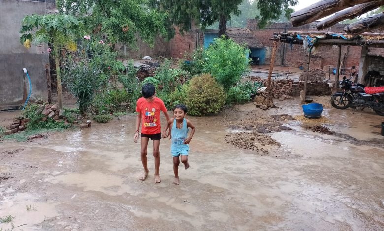 रुक- रुक कर बारिश ने मौसम को खुशनुमा बना दिया, बच्चो ने उठाया लुफ्त 3 3bfd0a10 0ece 47d8 a33b f0c9f7ca0d0f