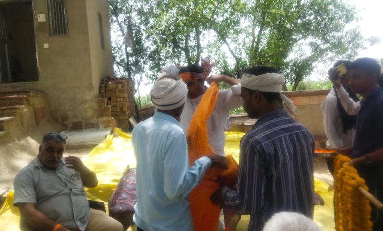 Photo of बाड़ी विधायक गिर्राज सिंह मलिंगा ने गांव गांव जाकर 15 जून को बाड़ी में मुख्यमंत्री अशोक गहलोत के आगमन एवं विशाल महासभा मैं आने का दिया निमंत्रण।