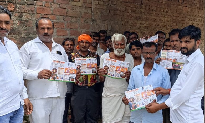 नौ वर्ष पूर्ण होने के उपलक्ष्य में पुखरायां कस्बे के कल्ला व सुनरापुर गांव में भारतीय जनता पार्टी सरकार की उपलब्धियों के बारे में बताया गया 1 PHOTO 19