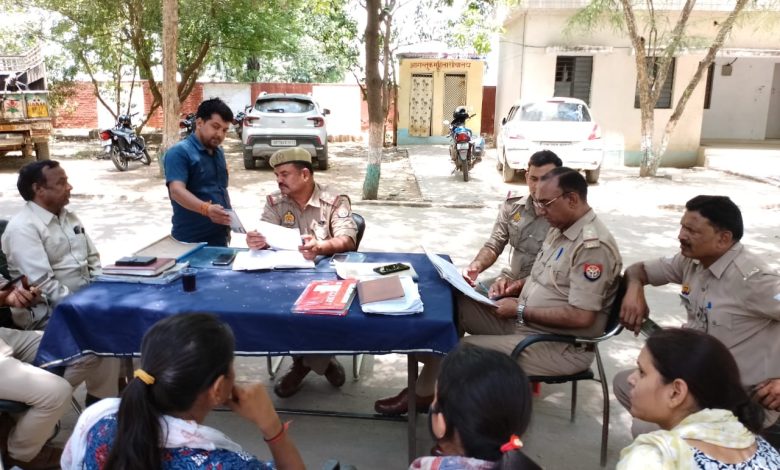 थाना प्रभारी विजय कुमार सिंह ने सहजता से सुनी शिकायतें 1 PHOTO 4 1 3