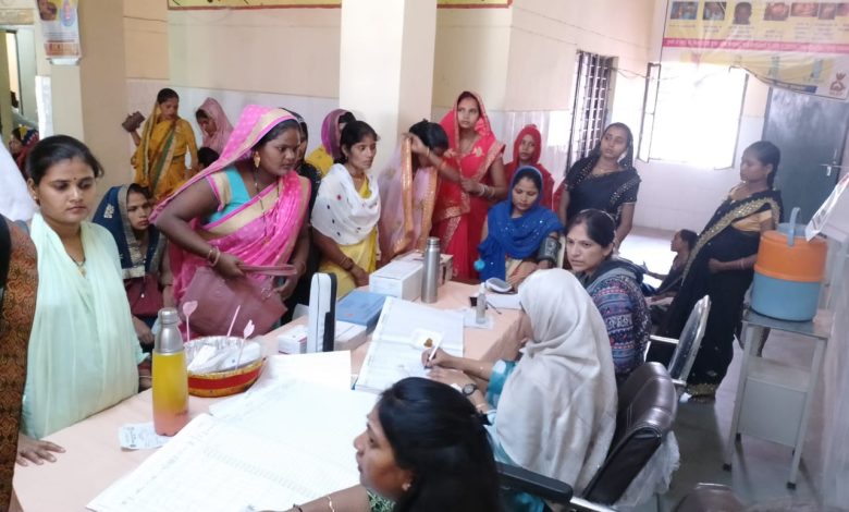 देवीपुर सामुदायिक स्वास्थ्य केंद्र में पीएम मातृत्व योजना के तहत गर्भवती महिलाओं की जांच कर उन्हे निशुल्क दवा वितरित की 3 PHOTO 8