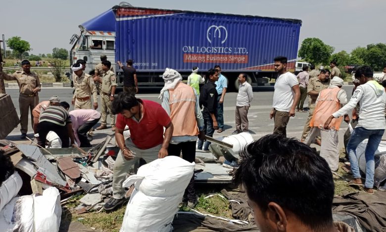 शताब्दी ट्रेवल्स की बस पलटी हुआ बड़ा हादसा , एक दर्जन घायल 09 रेफर 3 photo 12