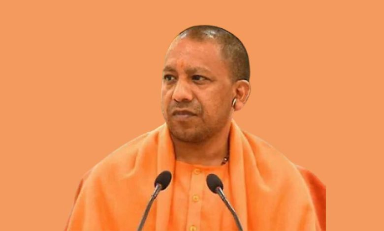 सीएम योगी आदित्यनाथ का अफसरों को आदेश, कोई फाइल टेबल पर रुकनी नहीं चाहिए 3 PHOTO 21