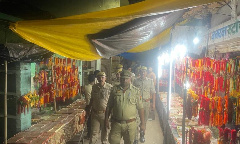 रक्षाबंधन के चलते अमरौधा चौकी इंचार्ज ने किया पैदल गस्त,संदिग्ध व्यक्तियों,वाहनों की सघन तलाशी ली 1 IMG 20230829 WA0096