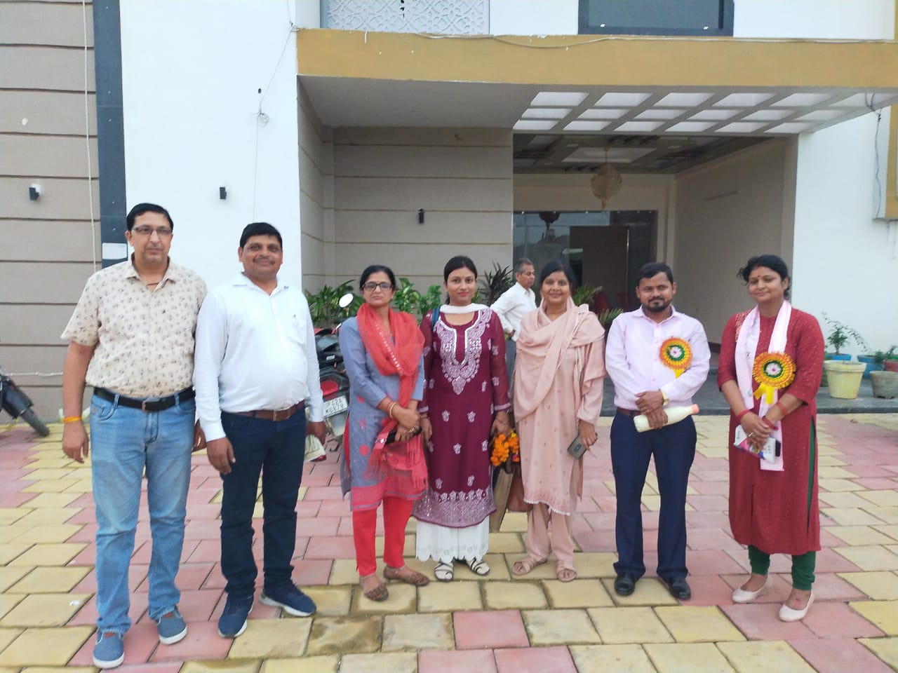पुरानी पेंशन लागू करिए, हम इसके हकदार, कि इतना जुल्म न करिए सोशल प्लेटफॉर्म पर जमकर हो रहा वायरल 2 PHOTO 1 1 11