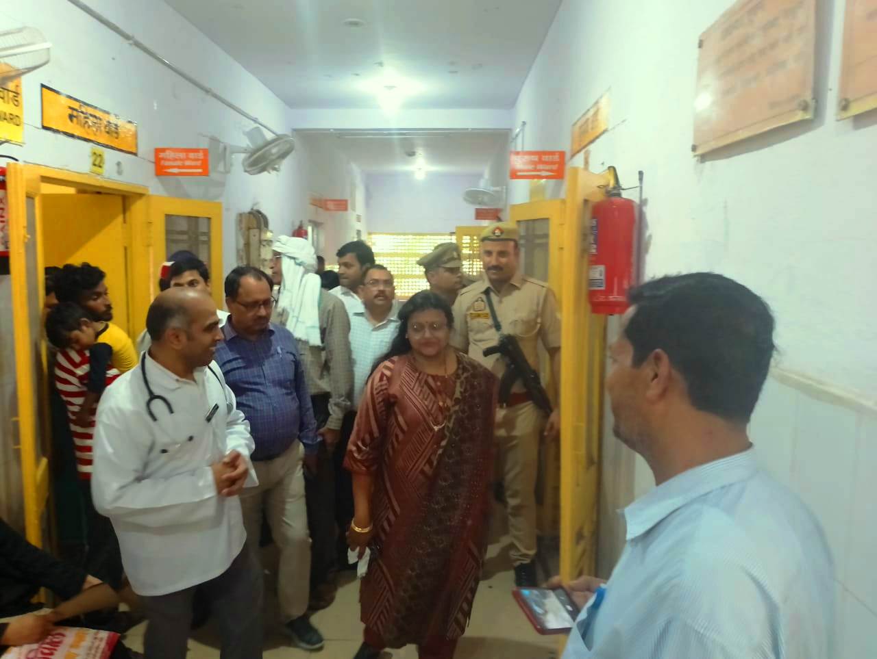 डीएम नेहा ने सामुदायिक स्वास्थ्य केंद्र पुखरायां का किया औचक निरीक्षण, बोली- शीघ्र ही सुरक्षा गार्ड की ड्यूटी लगाई जाएगी 8 PHOTO 1 1 9