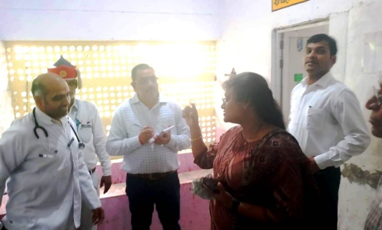 डीएम नेहा ने सामुदायिक स्वास्थ्य केंद्र पुखरायां का किया औचक निरीक्षण, बोली- शीघ्र ही सुरक्षा गार्ड की ड्यूटी लगाई जाएगी 7 PHOTO 2 1 8