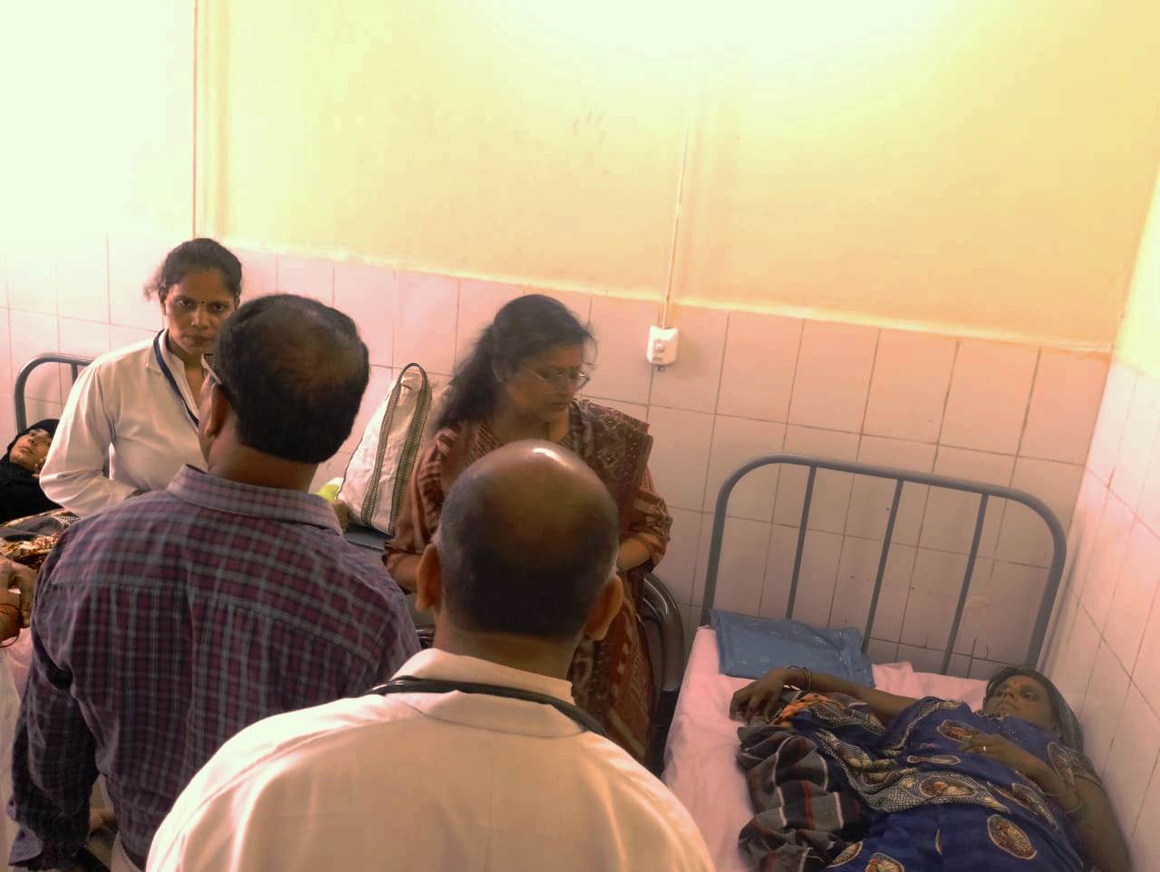 डीएम नेहा ने सामुदायिक स्वास्थ्य केंद्र पुखरायां का किया औचक निरीक्षण, बोली- शीघ्र ही सुरक्षा गार्ड की ड्यूटी लगाई जाएगी 9 PHOTO 3 1 9