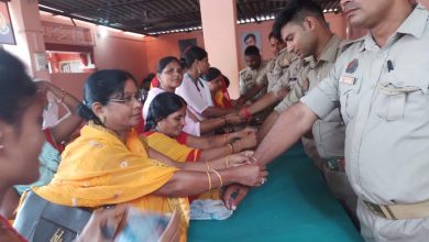 Photo of पुलिसकर्मियों को एकल विद्यालय की बहनों ने बांधी राखी