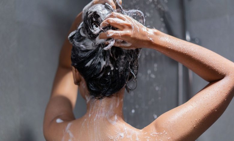 नहाती महिला का वीडियो बनाते पकड़ा गया शातिर युवक, जमकर हुई पिटाई 3 bathing