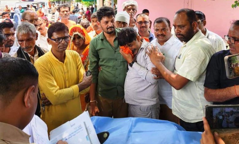 पुखरायां : राजस्व निरीक्षक की अज्ञात वाहन की टक्कर से हुई मौत 5 photo 1 1 3