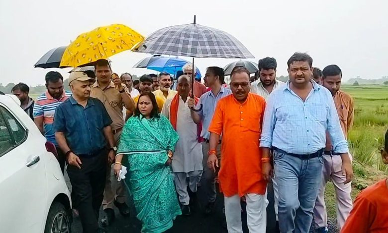 विधयाक पूनम ने छुइया नाला पुल का विधि विधान से किया लोकार्पण 1 photo 4