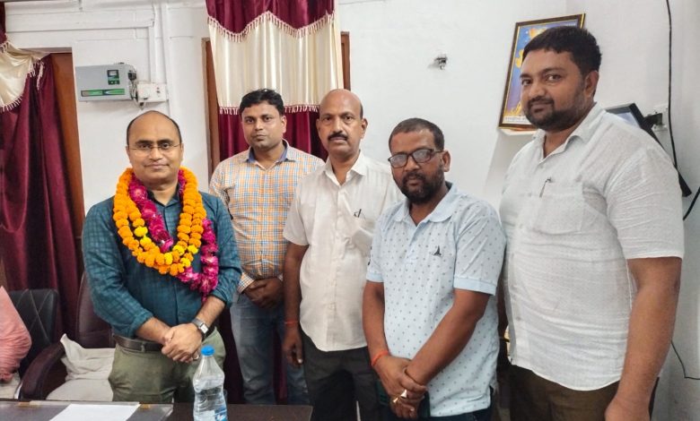 वित्त एवं लेखाधिकारी आशुतोष त्रिपाठी का शिक्षकों ने किया जोरदार स्वागत 3 photo 7 1 1