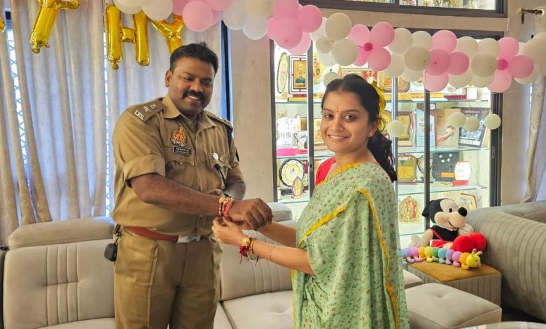 विकास ने सुरक्षा को बांधा पवित्र रक्षा सूत्र का धागा 3 FB IMG 1693542782649