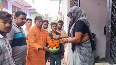 Photo of पूर्व जिलाध्यक्ष श्याम सिंह सिसोदिया की अगुवाई में कस्बे के राजीवनगर में घर- घर जाकर मिट्टी और चावल एकत्र किया गया