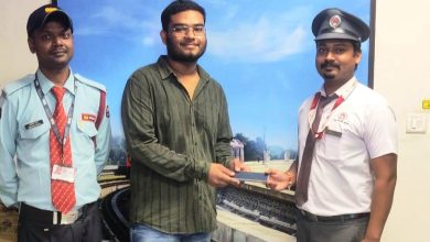 Photo of कानपुर मेट्रो के स्टाफ ने एक बार फिर पेश की ईमानदारी की मिसाल, लौटाया यात्री का छूटा हुआ आईफोन