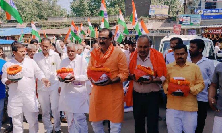 चकिया: मिट्टी को नमन, वीरों का वंदन अमृत कलश यात्रा में गूंजे देशभक्ति के नारे, ब्लॉक प्रमुख शंभूनाथ सिंह यादव देश के शहीदों को किए नमन..... 1 IMG 20231013 WA0195