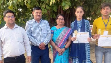 Photo of पोस्टर प्रतियोगिता में प्रथम स्थान हासिल करने पर महाविद्यालय की छात्रा “साहिबा खातून” को पुरस्कृत किया गया