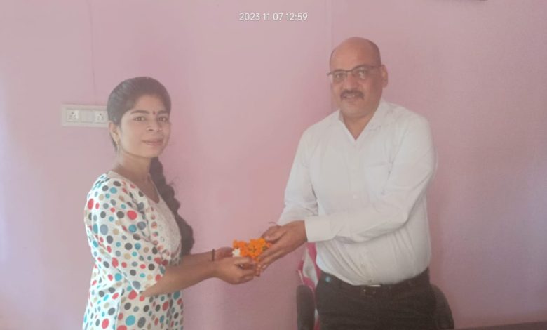 बदले गए कार्यक्षेत्र के तहत आए खंड शिक्षा अधिकारी का फूल माला पहनाकर शिक्षकों ने किया जोरदार स्वागत 7 IMG 20231107 WA0053