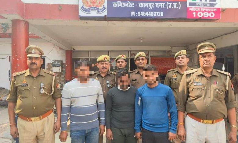 चकेरी पुलिस ने 03 शातिर लुटेरों को नगदी व जेवरात के साथ किया गिरफ्तार 1 PHOTO 1 1 4