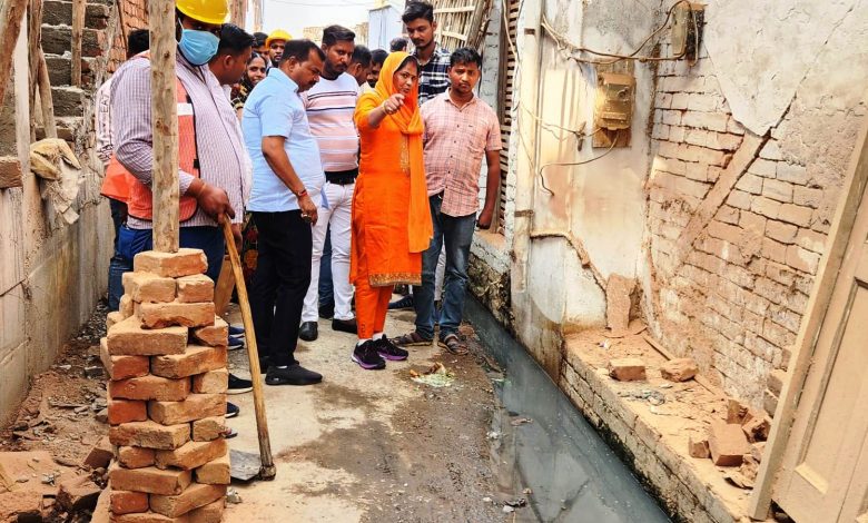नाला निर्माण में घोर लापरवाही, पूनम दिवाकर बोली- ठेकेदार कर रहे है मनमानी ; होगी जांच 1 POONAM