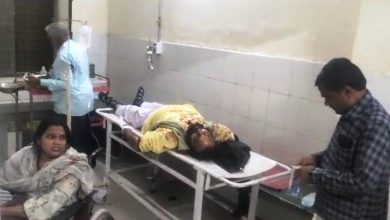 Photo of तेज रफ्तार कार के अचानक अनियंत्रित होकर पलटी,एक महिला सहित पांच घायल   