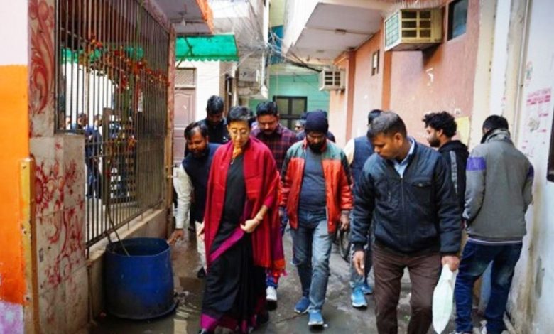सीवर की शिकायत पर जिम्मेदार अधिकारियों को कारण बताओ नोटिस 3 atishi