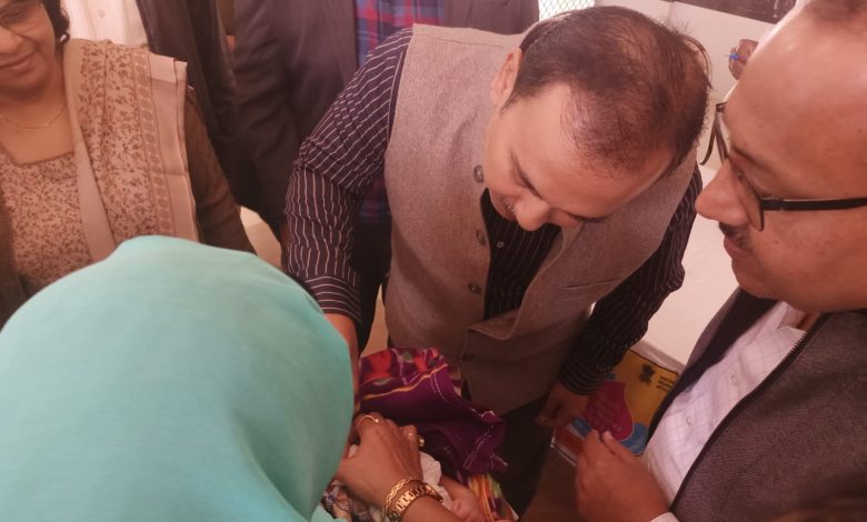 जिलाधिकारी ने पोलियो अभियान का जिला चिकित्सालय महिला में फीता काटकर किया शुभारंभ,बच्चों को पिलायी पोलियो की ड्राप 3 d9e1b4a2 c5de 4097 be53 516eebfa3c54