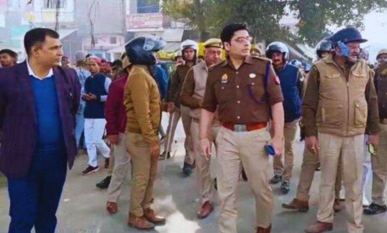 युवक की हत्या को लेकर ग्रामीणों ने बरसाए ईट पत्थर, बेकाबू स्थिति देख हुआ लाठी चार्ज 1 mharaj police