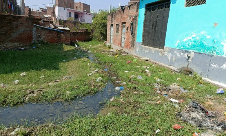 रनिया नगर पंचायत की अधिकांश गलियों में व्याप्त है, गंदगी व कीचड़ 3 photo 13 1 7